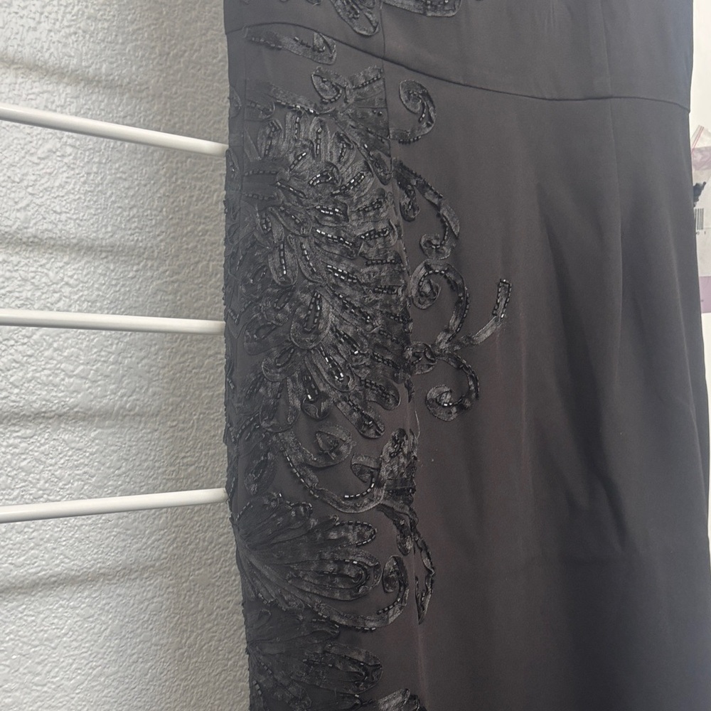 Elegant Black Cap-Sleeve Evening Gown